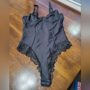 Black Sculpting Body Suit with Lace Detail Size Large (NWOT)